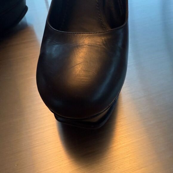 Vera Wang Classic Black Heels - Picture 9 of 11